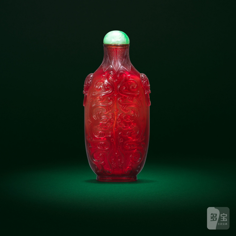 清乾隆 寶石紅玻璃螭龍紋鼻烟壺 | A RUBY-RED GLASS ARCHAISTIC SNUFF BOTTLE - 图2